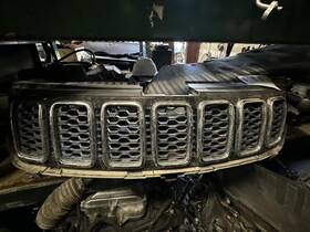 104-02823 Jeep Grille Without Brow Style Lower Upper Fits 17-20 Grand Cherokee 12063