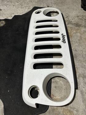 5ae11e12-040a Jeep 5ae11e12-040a- Wrangler Jk Stock Front Grille Assembly Pw7 Bright White 2007-2018 095846