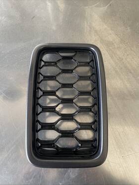 5zv09trmaa Jeep 2017-2020 Grand Cherokee Oem Honeycomb Grille Insert 368021 A2