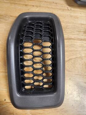 68138335aa Jeep 2014 - 2018 Cherokee Insert #6 Upper Grille Moulding Genuine Oem