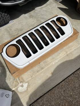 68295587 Jeep 2022 Sahara Jl Grille White