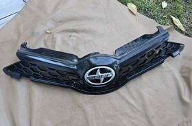 17186136 Keystone Automotive Operations Grille For 2017-2018 Toyota Corolla Im 2016 Scion Front Black Plastic Oem