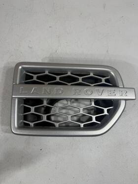 Lr020799 Land Rover 2010 2011 2012 2013 Lr4 Right Rh Fender Vent Emblem Titan Silver Oem