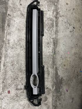 Lr132812 Land Rover Oem 2020 - 2023 Defender 90 110 Front Upper Grille Base
