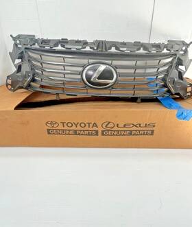 53111-33450 Lexus Used 2016 - 2018 Es350 300h Upper Radiator Grille With Emblem Oem