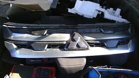 104-12269b Mitsubishi Grille Silver Bezel Fits 20-24 Outlander Sport 661179