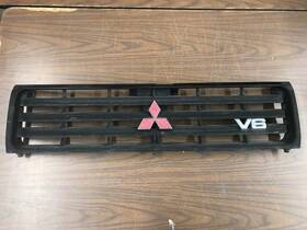 Mb831059 Mitsubishi 1992-1997 98-2000 Montero Gen 2 - Front Grille Pajero Oem Used