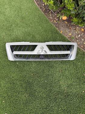 Mn117713 Mitsubishi Mn117713/4 03 04 05 06 Montero Limited White Front Grille Assembly Oem