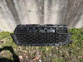 68606170aa Mopar 2025-2026 Dodge Ram 1500 Only Radiator Grille Gloss Black Genuine 68565900a