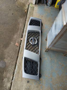 62310-zc30a Nissan 04-07 Armada Titan Oem Silver Upper Honeycomb Grille Grill Emblem Pewter