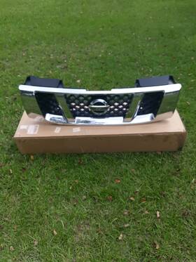Ns-30134 Nissan 2008-2015 Titan Front Grille Grill Chrome And Black Honeycomb Style Oem