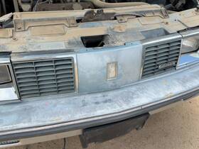 Oldsmobile 25528288 1986 Olds 88 Front Grille Assembly Oem Blue