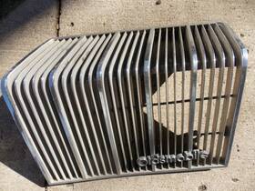 75676 Oldsmobile 1977-1976 Cutlass Supreme Salon Front Grille Drivers Side Cracks