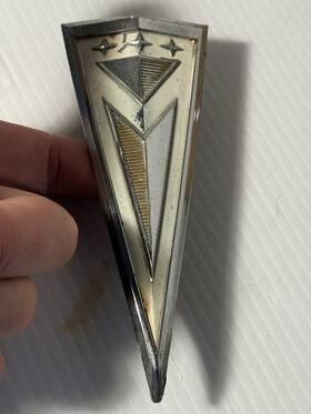 544965 Pontiac 1963 Grille Emblem