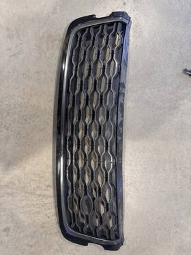 Lr092629 Range Rover 2019 Velar Front Grille Damaged