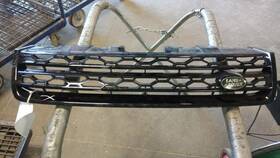 104-13710 Rover Oem Grille For Discovery Sport Assy Blk Scratches Edge Gouge