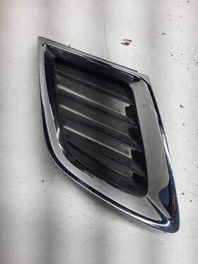 104-59410r Saab Passenger Right Grille Upper Ends Fits 05-06 9-2x 596476