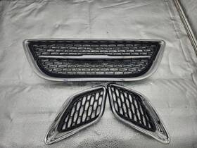 15870401 Saab 2005 2006 2007 2008 2009 9-7x Front Grille 3 Piece Set Chrome Bezels Oem