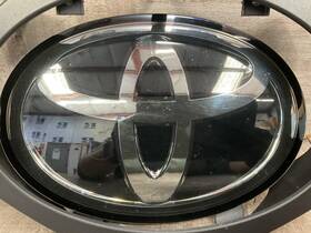 104-60530h-ic Toyota 2018-2023 Tacoma Grille Emblem Oem
