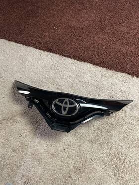 44a7ee09-06e9 Toyota 44a7ee09-06e9/ 88215-f4010 2018-2019 Chr Grille With Emblem Radar Sensor Oem Used