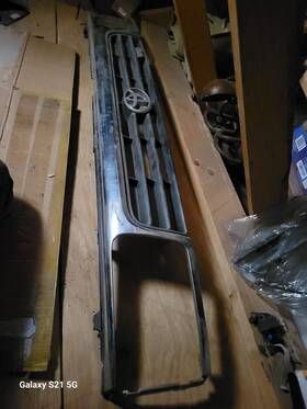 53100-35210 Toyota 1992-1995 4 Runner Front Center Upper Grille Chrome Oem