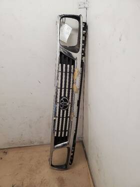 53100-35340 Toyota Tacoma 4x4 Upper Grille Thru 5/97 95-97 Chrome Small Crack