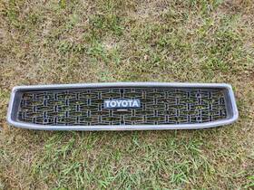 53111-12251 Toyota Corolla Liftback Ke50 Grille With Emblem 1978 Original Oem