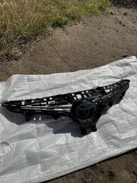 63101-06a70 Toyota 18 19 20 Camry Upper Front Grille Oem Emblem Whit Radar Distance Sensor