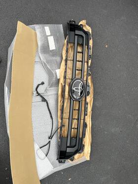 Pt413-89250 Toyota 2025-2026 4runner Illuminated Front Emblem Grill Dark Kit Genuine Oem