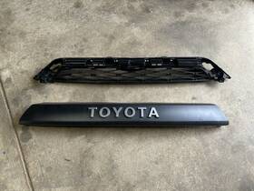 Pz323-35055 Toyota Pz32335055 Genuine Oem 4runner Trd Pro Grill Insert - Used