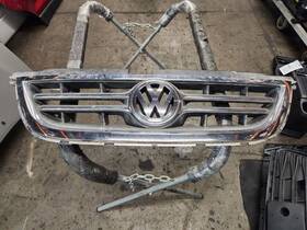 104-50675a Volkswagen Grille With Chrome Bars Fits 09-14 Routan 1004553
