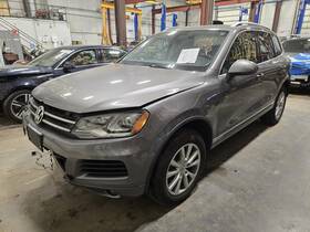 7p6853651azll Volkswagen Used Upper Grille Fits 2014 Touareg Bumper Mounted Grade
