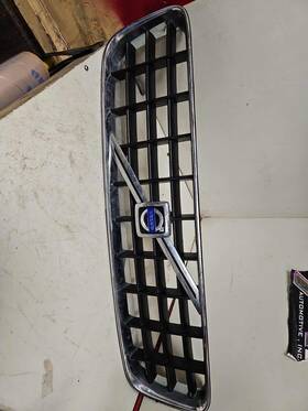 104-59111 Volvo 03-14 Xc90 5 Cylinder Grille Hood Mounted Black With Chrome Surround Oem
