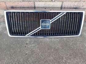1312657 Volvo 240 Grille - 86-93