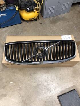 32386075 Volvo Genuine Upper Grille