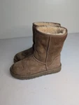 Ugg Classic Short Ii Chestnut Boots Womens Size 8 Sheepskin Suede 1016223. Fixed Price $29.99.